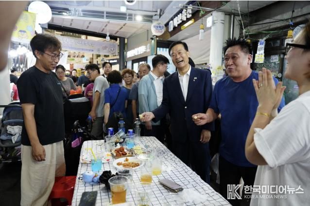이승로 성북구청장이 주민들과 함께 장위전통시장 주락이 맥주축제를 즐기고 있다