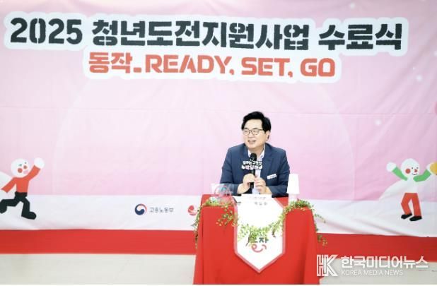박일하 동작구청장이 지난 8월, 2025 청년도전지원사업 수료식에 참석해 청년들과 간담회를 진행하고 있다.