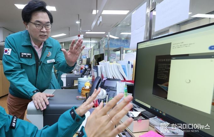 박일하 동작구청장이 지난 27일 서울 동작구 대방동주민센터에서 국가정보자원관리원 화제와 관련해 대책 점검을 하고 있다.