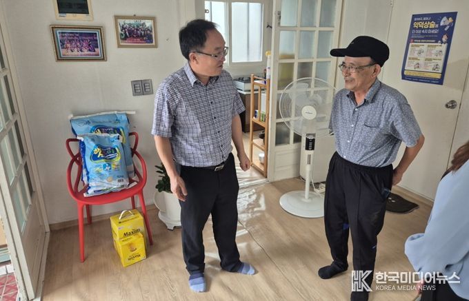신현동, 추석맞아 경로당 16곳 방문…위문품 전달