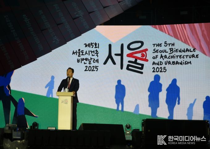 서울도시건축비엔날레 개막식 축사하는 김태수 주택공간위원장