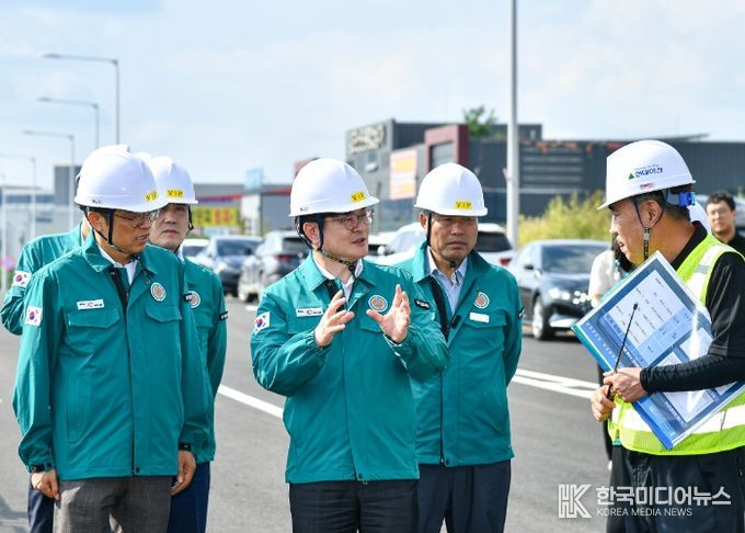 김병수 시장이 29일 ‘양촌산단교차로 입체화사업’ 현장을 찾아 공사 진행 상황을 꼼꼼히 살피고 있다.