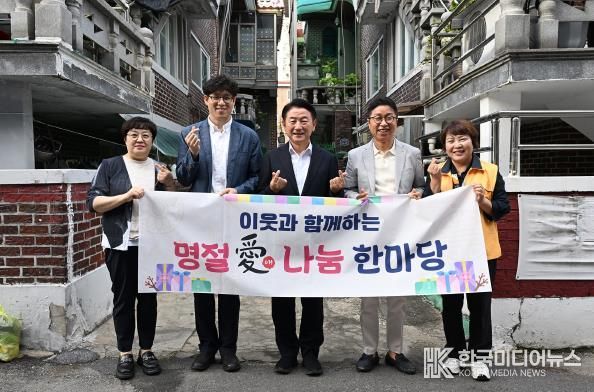 김동근 시장이 9월 30일 ‘돌봄, 삶의현장’ 사업의 참여자들과 함께 기념사진을 찍고 있다.