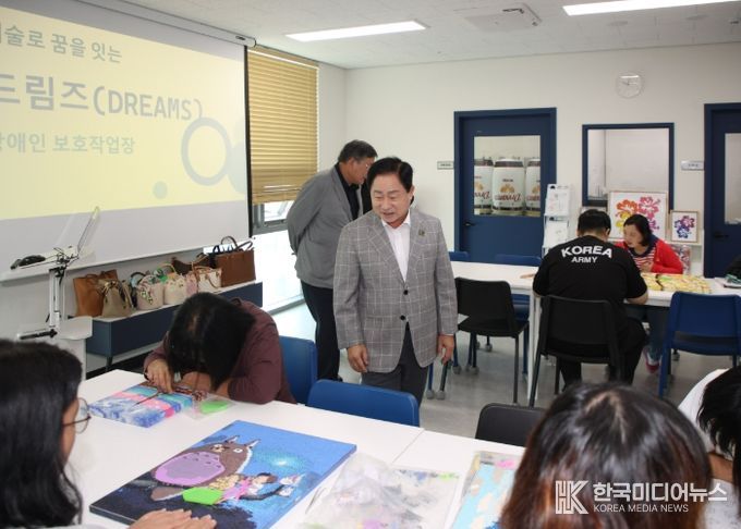 주광덕 시장이 드림즈 장애인보호작업장에 방문해 근로자들을 격려하고 있다.