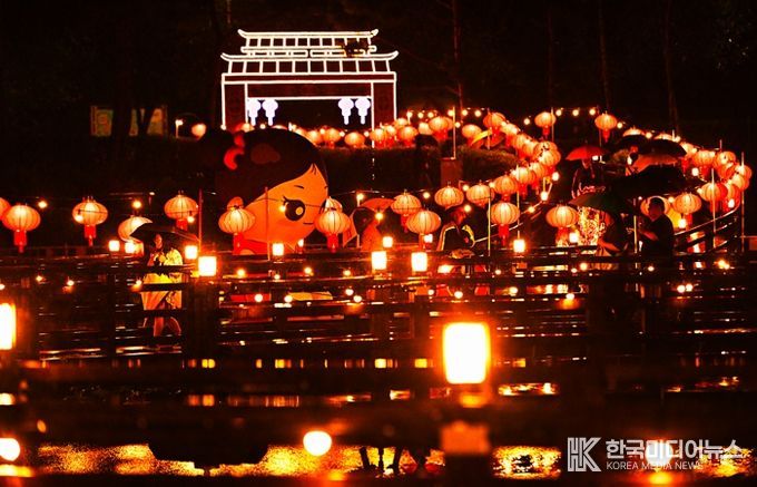 축제장 야간에는 동아시아 빛축제가 주변을 환하게 밝힌다