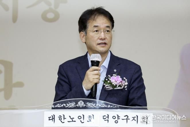 ‘제29회 노인의 날 기념행사’에서 축사 중인 이동환 고양특례시장