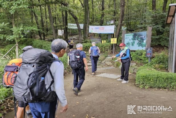 등산 안전 캠페인 활동을 진행 모습