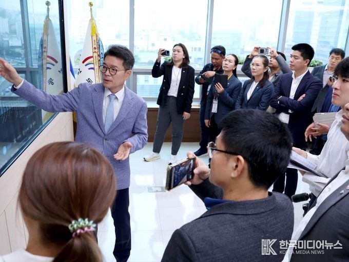 성동구를 방문한 태국 지방정부 관계자들에게 스마트 정책 소통 시스템을 설명하고 있는 정원오 성동구청장 모습