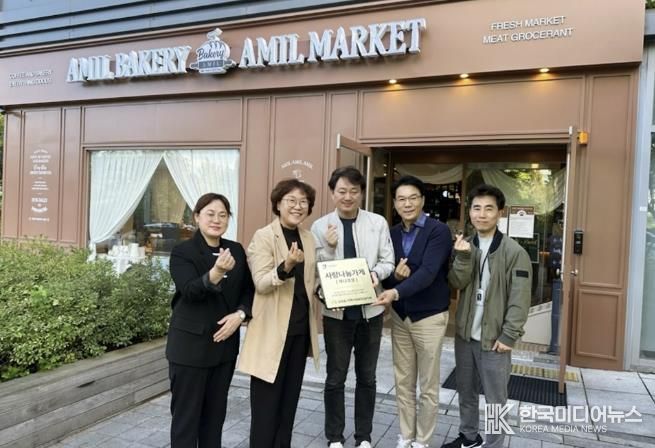 수원시 권선구 금곡동 지역사회보장협의체, ‘사랑나눔가게’ 2개소 현판 전달