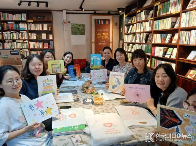 김해시 칠암도서관 ‘시민 작가 그림책 출판기념회’ 개최