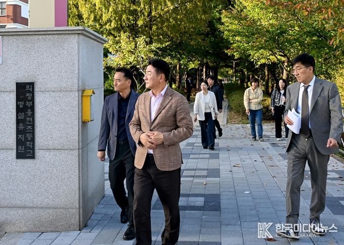 김동근 시장이 10월 16일 쌈지공원 일원에서 통학로 안전 확보와 주민 생활환경 개선을 위한 점검을 하고 있다.