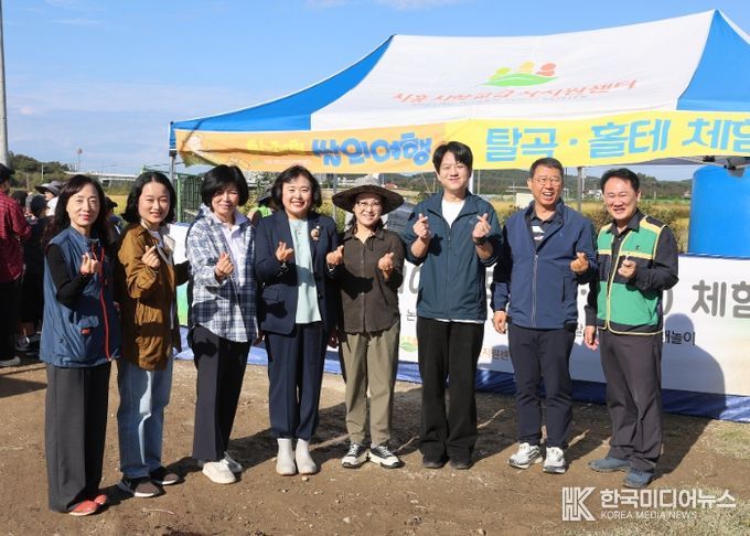 시흥시의회 교육복지위원회, 정왕초·도창초 학생들과 벼베기 체험하며 농업 가치 전파