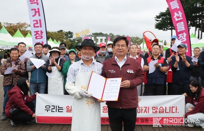상인들과 함께 다회용기 사용을 다짐하는 박강수 마포구청장
