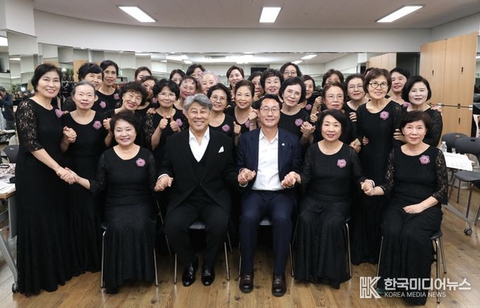 정명근 화성특례시장이 합창단과 함께 기념촬영을 하고있다