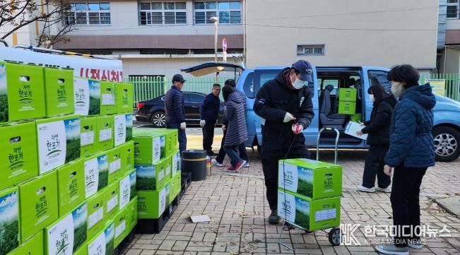 작년에 열린 절임배추 직거래 행사에서 구로구 주민이 절임배추를 받고 있다.