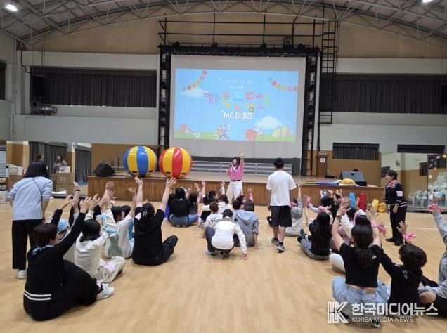 수원시가 다문화가족 힐링캠프를 열고 있다.