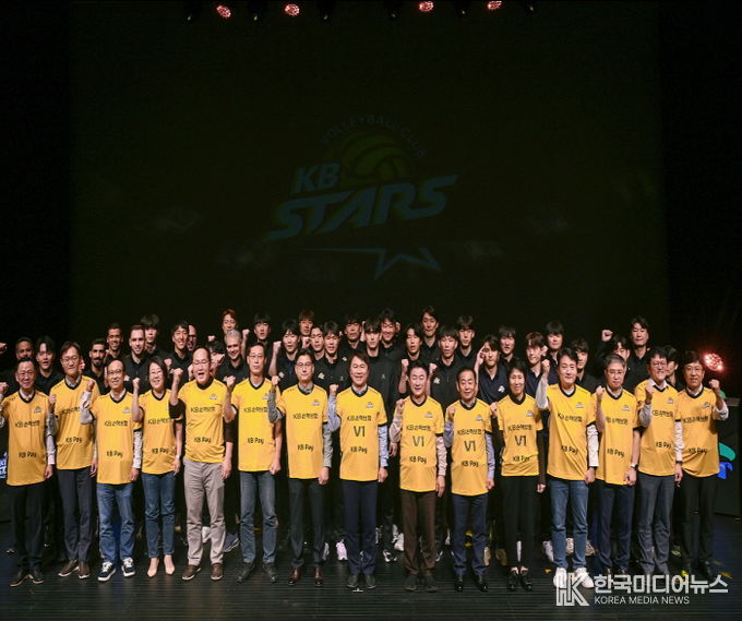 김동근 시장이 10월 18일 KB손해보험 스타즈 배구단의 2025-26 V리그 출정식에서 참석자들과 기념사진을 찍고 있다.