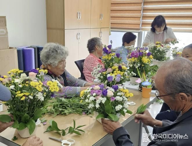 화성특례시 팔탄보건지소 재능기부 프로그램으로 어르신들이 꽂꽂이 활동에 참여하고 있다