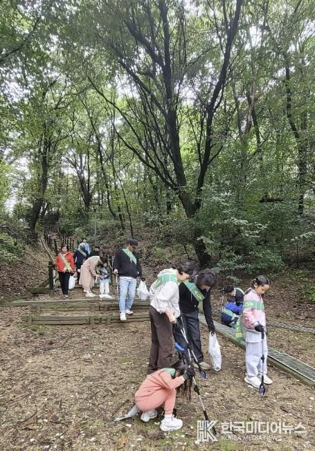 수원시 영통구 광교2동 새마을문고, 줍깅으로 깨끗한 마을 만들기 앞장