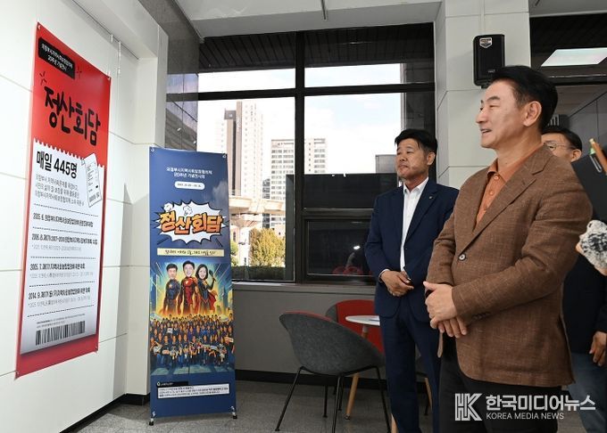 김동근 시장이 10월 20일 시청 시민갤러리에서 ‘의정부시지역사회보장협의체 20주년 기념 전시회’를 둘러보고 있다.