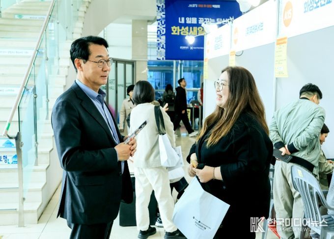 정명근 화성특례시장이 21일 여성 취창업 박람회를 찾은 시민과 대화하고 있다