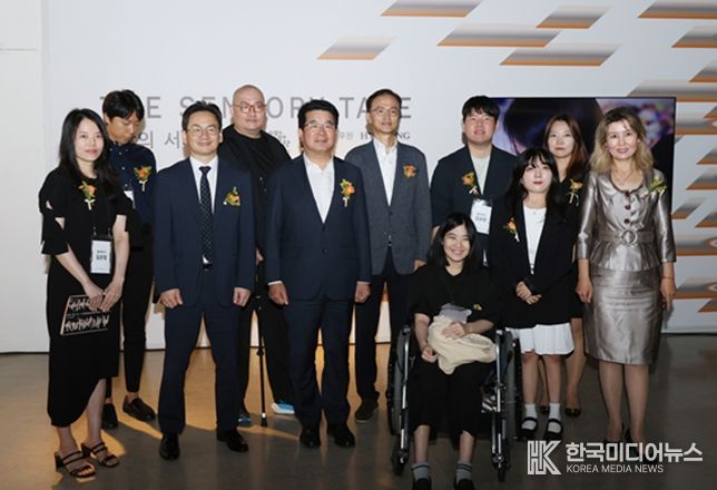 서울창작예술센터 장애예술기획전 <감각의 서사> 주요 참석자 (우측 아이수루 시의원)