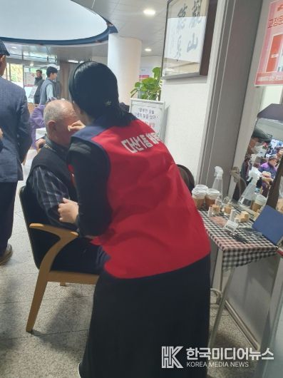 남양주시, 자원봉사자 재능기부로 노인복지관 어르신 장수사진 촬영