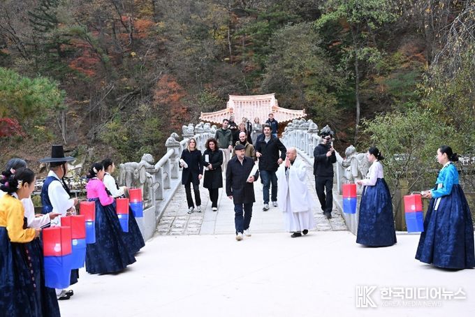 한복 인사와 올림픽둥이 합창으로 세계를 맞이하다