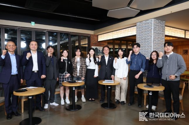 김민석 국무총리가 22일 대구 계명대학교 성서캠퍼스에서 열린 '미래대화 1·2·3 #청년일자리' 제4차 K-토론나라에서 청년들과 대화를 나누고 있다.