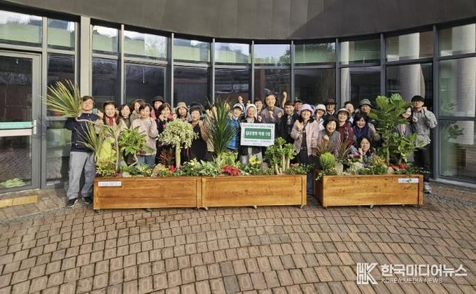 용인특례시, 용인그린대학원 원예과 학생 실습작품 생명의 집에 전달