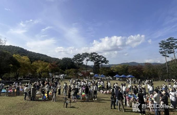 용인특례시는 유아숲 특별 프로그램인 '꼬마마법사의 단풍숲 놀이터' 행사를 개최했다