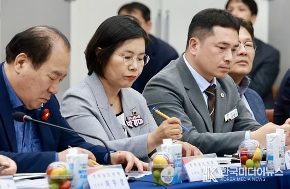 지난 21일 '산업위기선제대응지역 지정' 현지 실사에 참석한 특별위원회 위원들