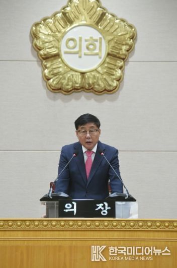 윤창철 의장이 제381회 임시회 제5차 본회의를 주재하고 있다.