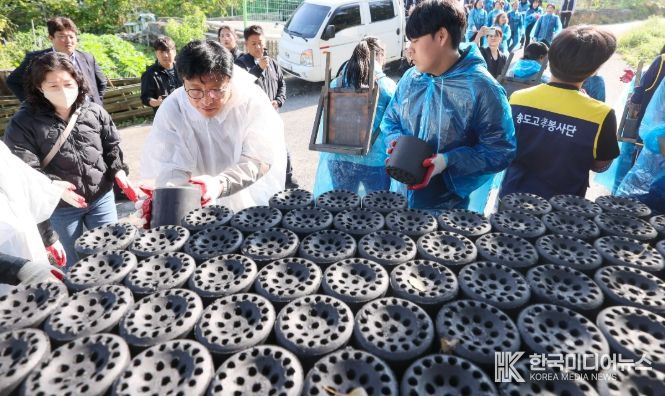 이웃에 온기를 전하는사랑더함 연탄봉사에 동행