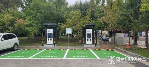 1. 천안종합운동장에 설치된 전기차 충전시설 모습.