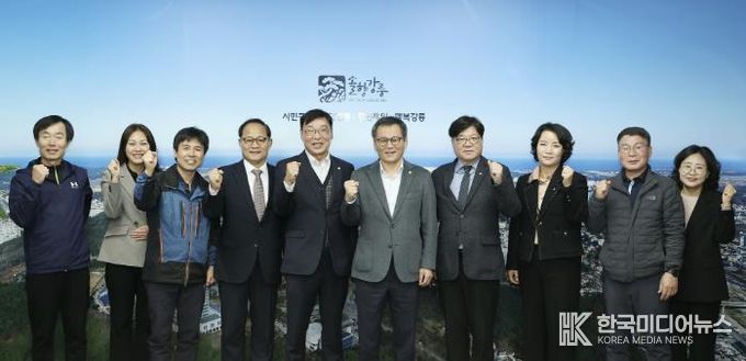 김병전 부천시의회 의장(왼쪽 다섯 번째), 오동택 부천시 행정안전국장(왼쪽 네 번째), 김홍규 강릉시장(오른쪽 다섯 번째)이 강릉시장 접견 기념 단체 사진을 촬영하고 있다.