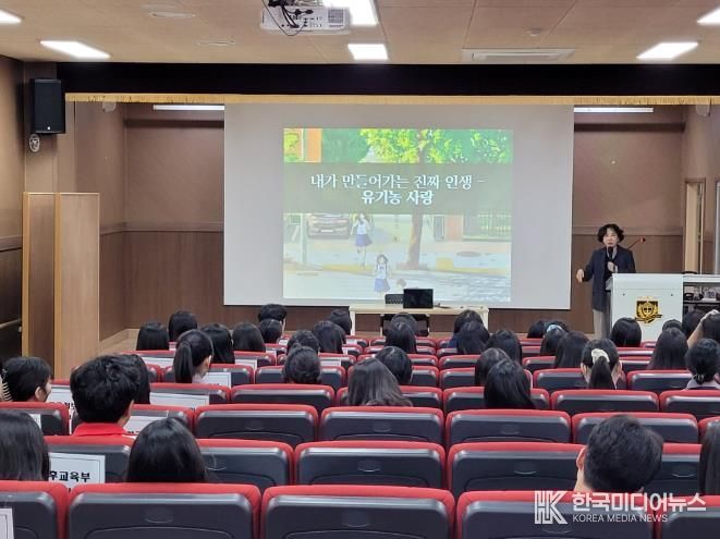강북교육지원청은 27일 고헌중학교에서 학생들을 대상으로 '2025 강북 학생과 저자와의 만남' 특강을 열었다.