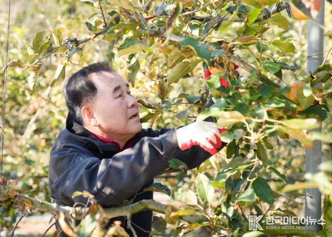 충남교육청 직원들, 예산 농가에 ‘가을의 손길’ 전하다