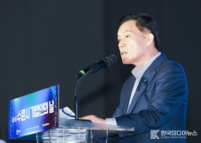 이재준 수원시장이 환영사를 하고 있다.