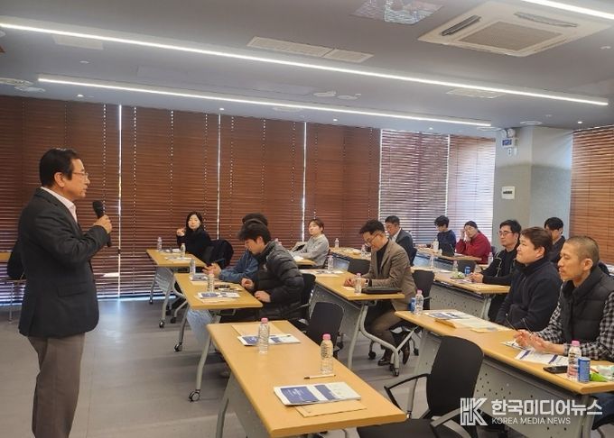 28일 하남시벤처센터 3층에서 개최된 「2025 중소기업 수출·무역 설명회」에서 이현재 하남시장이 인사말씀을 전하고 있다.