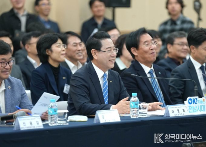 김영록 전라남도지사가 28일 함평 어울림커뮤니티센터에서 열린 ‘함평군 정책비전 투어’행사에 참석해 인사말을 하고 있다.