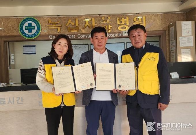 업무협약 후 기념촬영 모습