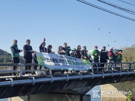 대흥면 EM 흙공 던지기 행사 모습