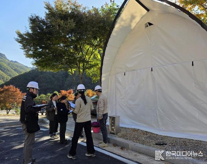 수원시 관계자들이 청량산 수원캠핑장에서 위험성 평가를 하고 있다.