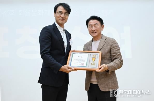 김동근 시장이 10월 28일 ‘제40회 회룡문화제 성과공유회’에서 ‘태조‧태종 의정부행차’에 참여했던 배우 정의갑 씨에게 표창장을 수여한 뒤 함께 기념사진을 찍고 있다.