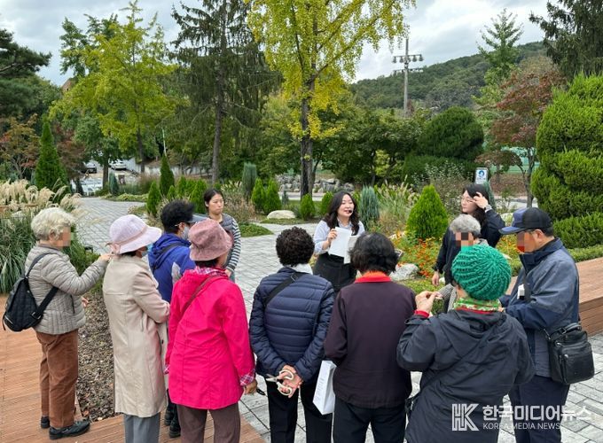 1. 천안시가 29일 단국대병원 정원에서 치매예방을 위한 원예활동을 진행하고 있다.