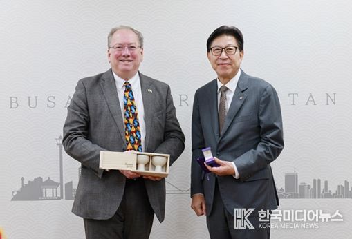 박형준 시장, '마이클 마이넬리' 영국 지옌 회장 접견