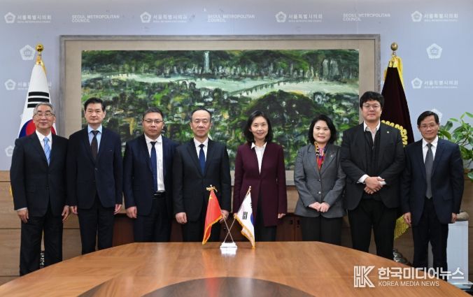 상하이인대 대표단과 면담 후 기념 촬영(좌측에서 다섯 번째 최호정 의장, 박춘선 의원(여섯번째), 김동욱 의원(일곱번째))