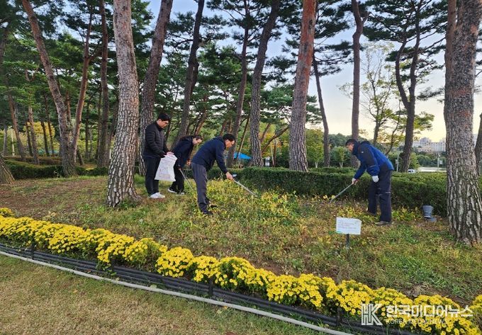 지난 28일 한전엠씨에스주식회사 순천지점 관계자들이 조례호수공원에서 환경정화활동을 하고 있다