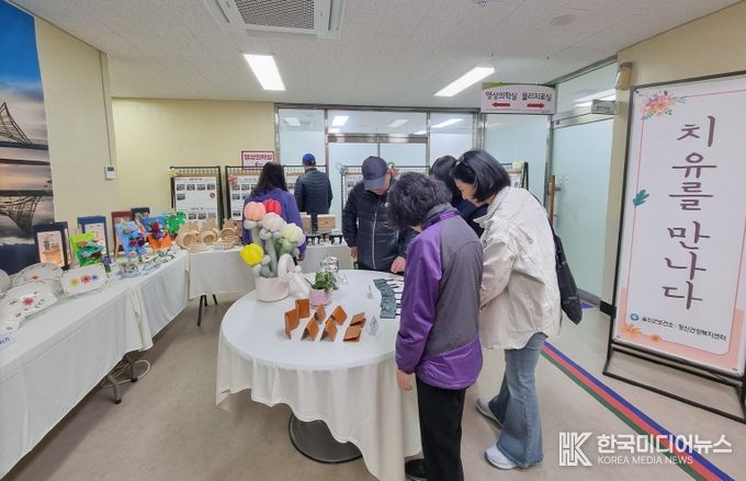 울진군 정신건강복지센터는 울진군 보건소 본관 1층 로비에서 제 2회 치유를 만나다‘를 주제로 정신건강 주간재활 프로그램 참여자들의 작품 전시회를 열었다